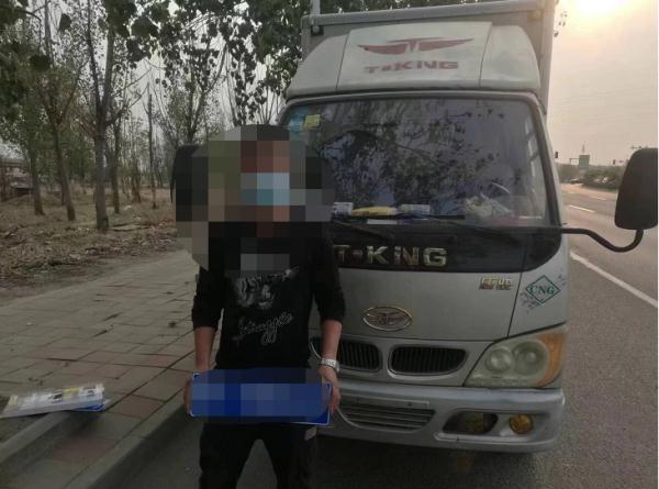正式号牌未悬挂 驾驶人被处罚