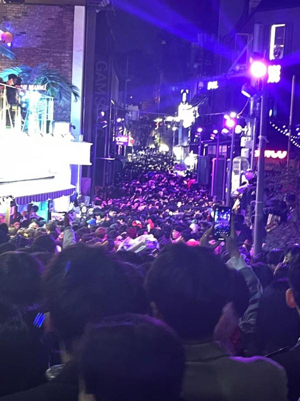 中国留学生回忆“惊魂夜”:手机信号当时太差,离开才收到市政府安全警报 中国留学生回忆“惊魂夜”:手机信号当时太差,离开才收到市政府安全警报