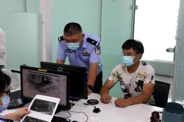 声浪大到吓哭小孩！一男子无证炸街被查处