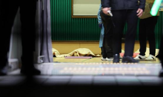 韩媒：梨踩踏事故发生后，失联者亲属在遇难者遗体安置现场发出质问