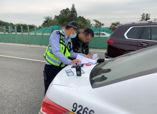 驾照被暂扣又觉得车放着可惜，就花150元定制一张“证”？代价可大了！