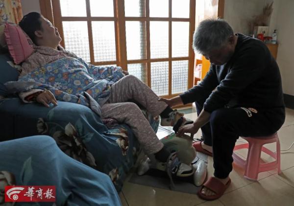 妈妈用20本日记唤醒植物人女儿:想再用5年让她站起来 妈妈用20本日记唤醒植物人女儿:想再用5年让她站起来