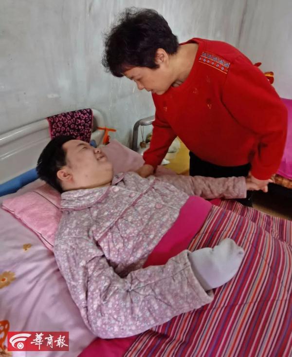 妈妈用20本日记唤醒植物人女儿:想再用5年让她站起来 妈妈用20本日记唤醒植物人女儿:想再用5年让她站起来