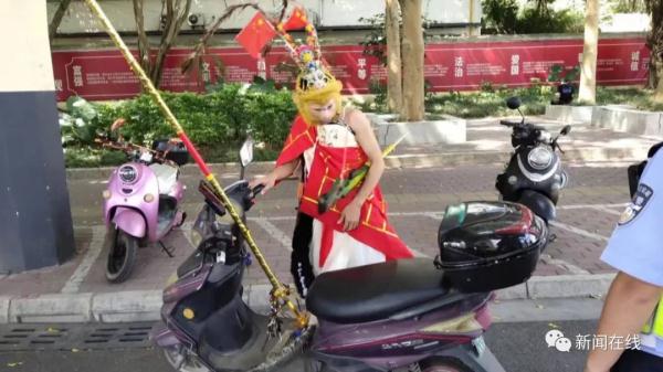 “齐天大圣”骑电动车上路，被广西交警拦下！原因竟出在这→