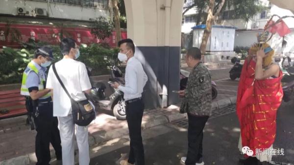 “齐天大圣”骑电动车上路，被广西交警拦下！原因竟出在这→