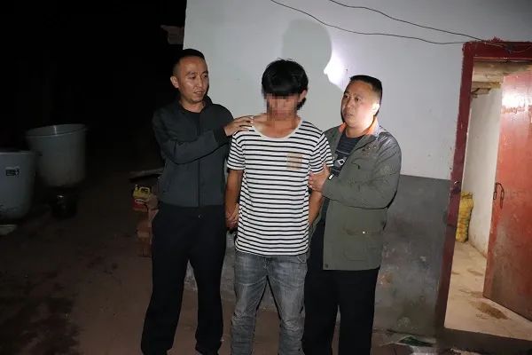 彝良小伙开车看手机出事故，牵出了自己无证驾驶……