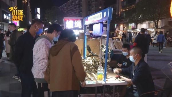 叹为观止!杭州武林夜市这个摊位火了,背后的故事,更是不得了 叹为观止!杭州武林夜市这个摊位火了,背后的故事,更是不得了