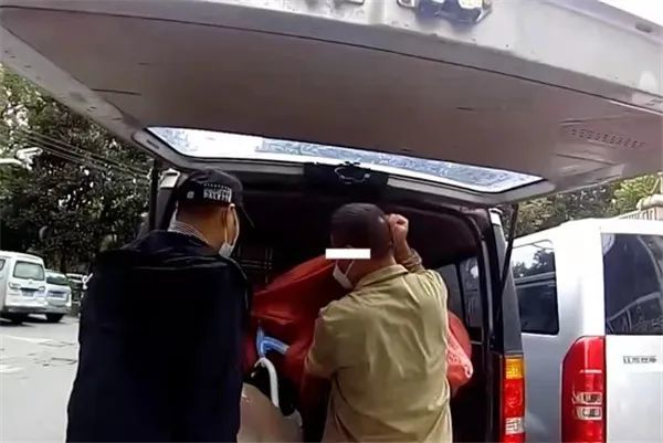 糊涂爷爷偷车给孙子玩，车还没送走自己就被抓