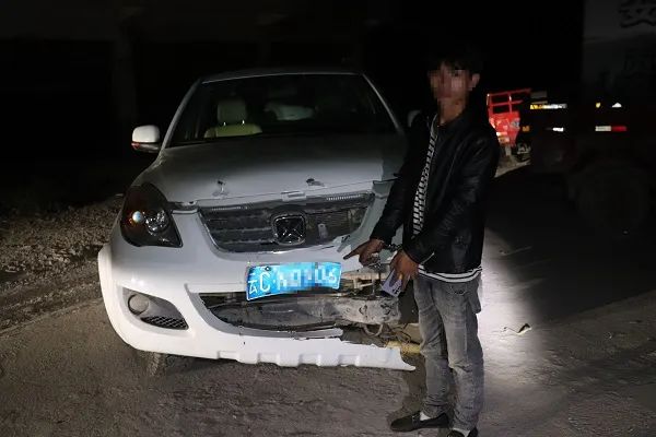 彝良小伙开车看手机出事故，牵出了自己无证驾驶……