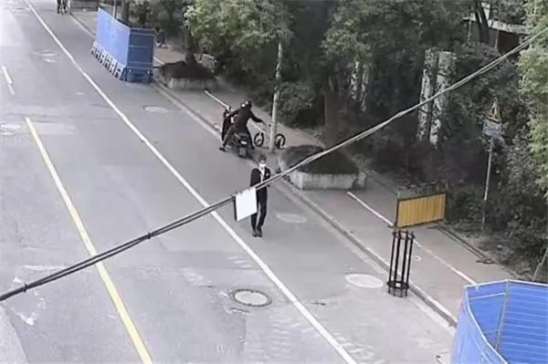 糊涂爷爷偷车给孙子玩，车还没送走自己就被抓