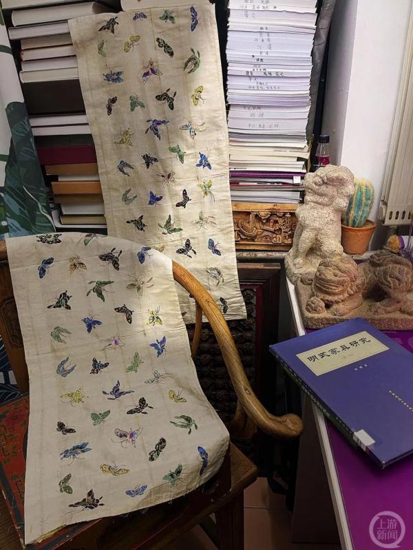 案头石狮子、百蝶绣……清华女博士把宿舍变“明清老物件博物馆” 案头石狮子、百蝶绣……清华女博士把宿舍变“明清老物件博物馆”
