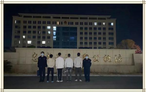 坑朋友也坑自己！4名男子因干这事，被抓了…