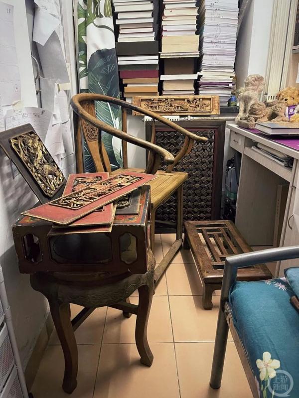 案头石狮子、百蝶绣……清华女博士把宿舍变“明清老物件博物馆” 案头石狮子、百蝶绣……清华女博士把宿舍变“明清老物件博物馆”