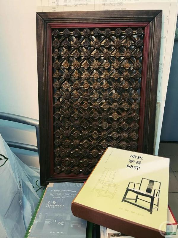 案头石狮子、百蝶绣……清华女博士把宿舍变“明清老物件博物馆” 案头石狮子、百蝶绣……清华女博士把宿舍变“明清老物件博物馆”