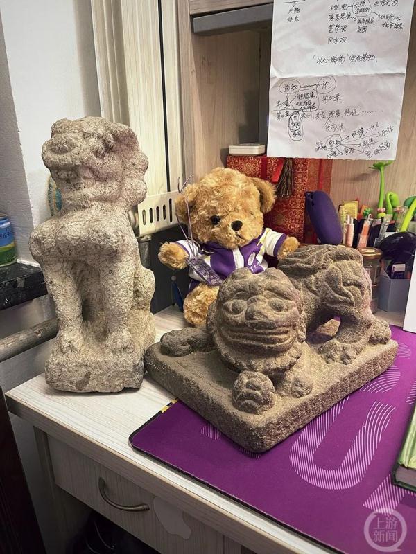 案头石狮子、百蝶绣……清华女博士把宿舍变“明清老物件博物馆” 案头石狮子、百蝶绣……清华女博士把宿舍变“明清老物件博物馆”