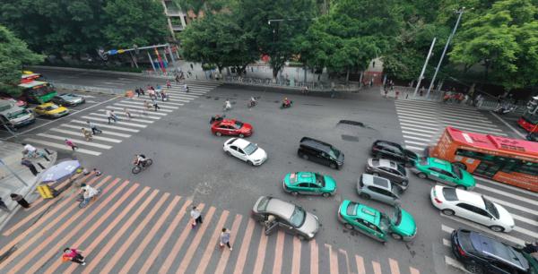 增加风雨连廊，天桥加装手扶梯…@广州街坊，这里出行更方便了！