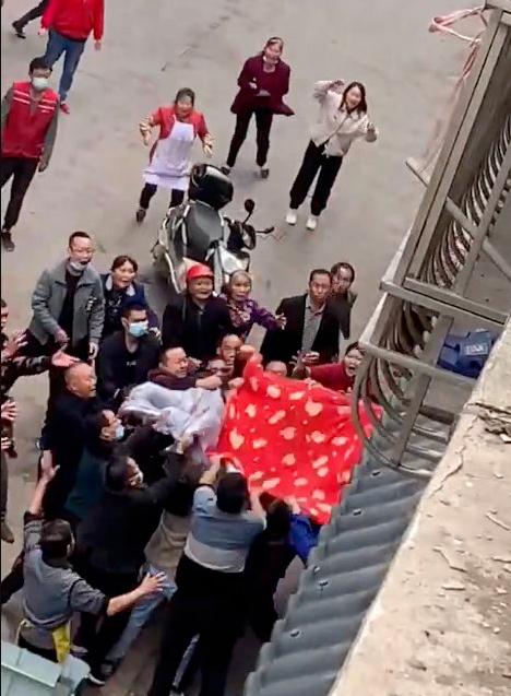 险！南充2岁宝宝坠楼，他们接住了