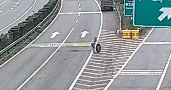 高速交警来电感谢！这个过路司机做了什么?