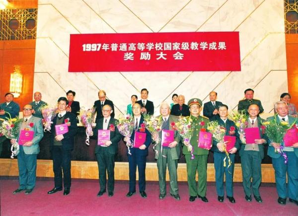 “没有人文精神，不打自垮”，说这句话的院士走了