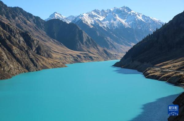 新华全媒+丨新疆:“三山两盆”孕育湿地之美