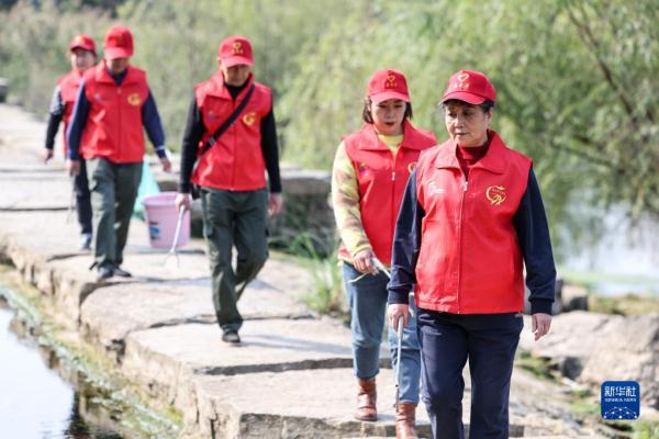 新华全媒+|湿地上的“最美阿姨” 新华全媒+|湿地上的“最美阿姨”