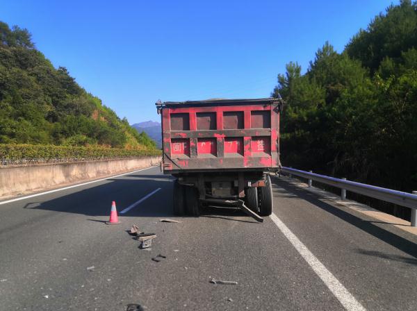 宝马追尾货车，车损超十万！驾驶员却提出私了……