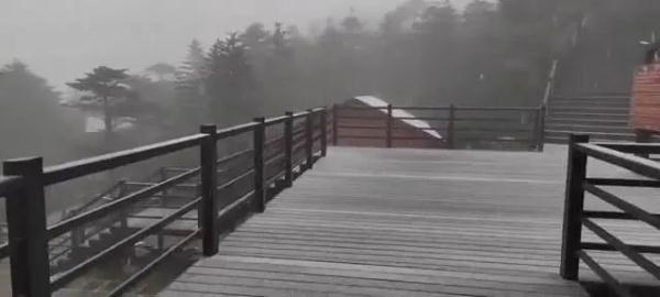 今天，昆明这个地方下雪了！！！