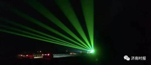 一高速路段出现激光灯幕？交警回应