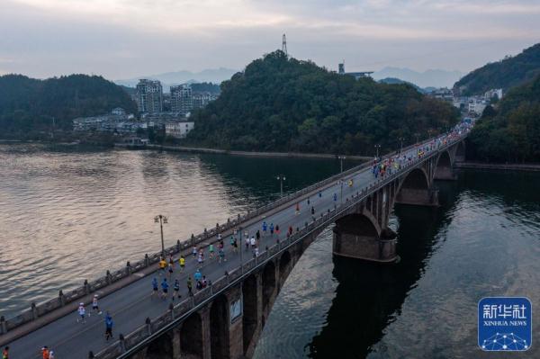 2022浙江建德新安江马拉松开跑 2022浙江建德新安江马拉松开跑