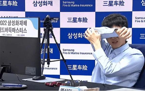 顶级男选手赛中直接崩溃！“哭着自抽耳光”
