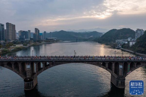2022浙江建德新安江马拉松开跑 2022浙江建德新安江马拉松开跑