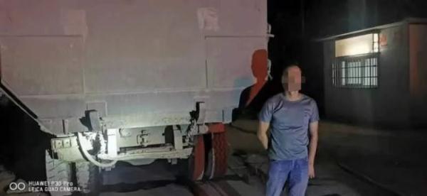 大晚上的，6名货车司机竟集体弃车“跑路”？！这是咋回事？