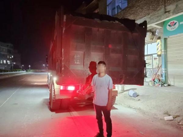 大晚上的，6名货车司机竟集体弃车“跑路”？！这是咋回事？