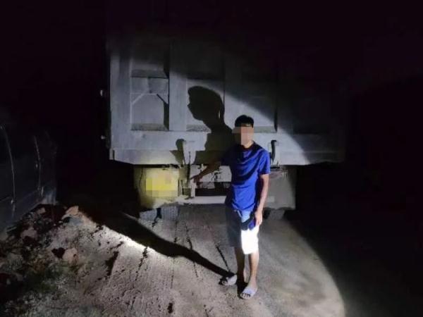 大晚上的，6名货车司机竟集体弃车“跑路”？！这是咋回事？