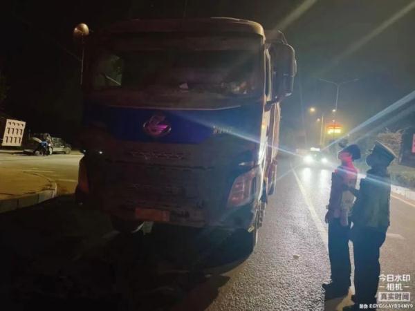 大晚上的，6名货车司机竟集体弃车“跑路”？！这是咋回事？