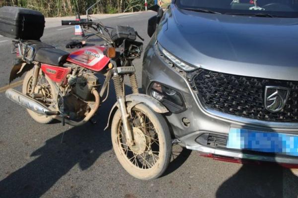 十字路口互不相让,双方都很受伤! 十字路口互不相让,双方都很受伤!