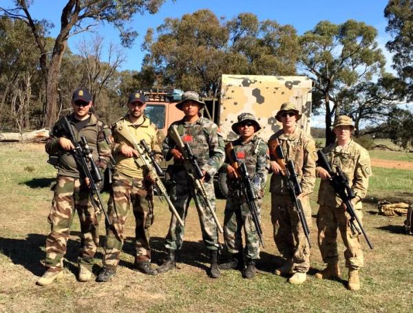 眼神“凶狠”网友却说“超暖”，他有一等功×2！二等功×2！三等功×6！