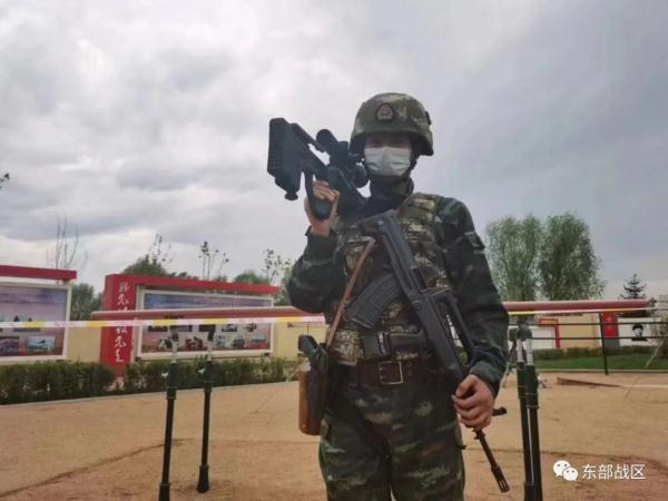 这对双胞胎，哥哥是武警，弟弟是海军……