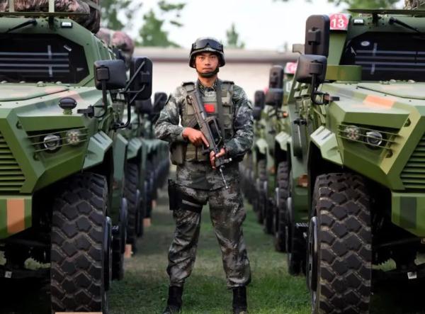 眼神“凶狠”网友却说“超暖”，他有一等功×2！二等功×2！三等功×6！