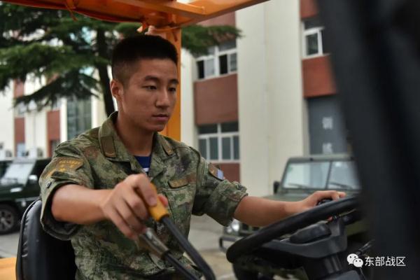 这对双胞胎，哥哥是武警，弟弟是海军……