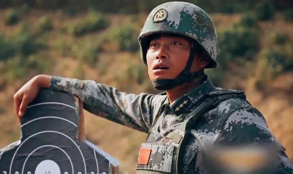 眼神“凶狠”网友却说“超暖”，他有一等功×2！二等功×2！三等功×6！