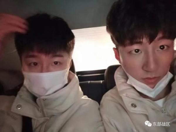 这对双胞胎，哥哥是武警，弟弟是海军……