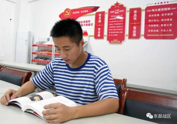 这对双胞胎，哥哥是武警，弟弟是海军……