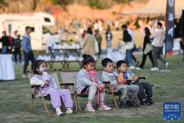 杭州：废弃矿坑变身户外休闲地