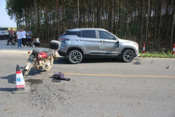 十字路口互不相让,双方都很受伤! 十字路口互不相让,双方都很受伤!