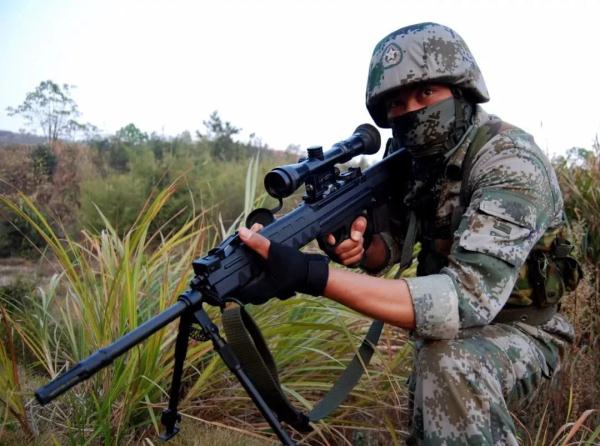 眼神“凶狠”网友却说“超暖”，他有一等功×2！二等功×2！三等功×6！