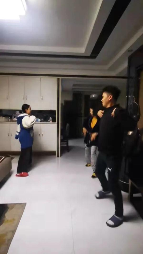 湖南姐妹花家中教父母跳舞，网友：爸爸的舞姿艳压群芳