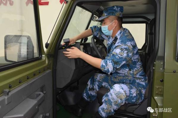 这对双胞胎，哥哥是武警，弟弟是海军……