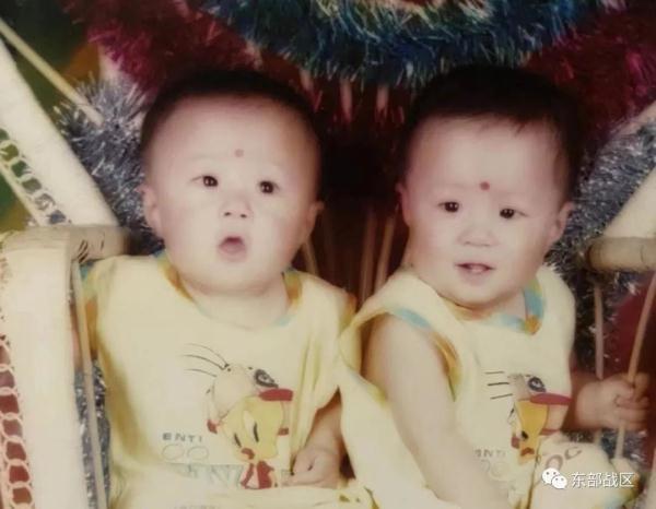 这对双胞胎，哥哥是武警，弟弟是海军……