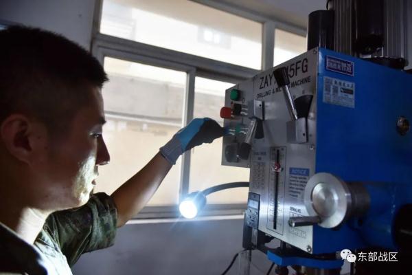 这对双胞胎，哥哥是武警，弟弟是海军……